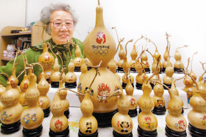 河西退休教师用44个“奥运葫芦”祝福北京奥运