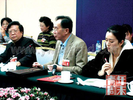 3月11日下午，政协委员文艺小组讨论会现场。左一为王馥荔，左二为张贤亮，右一为巩俐