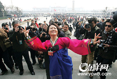 这是闭幕会后,全国政协委员李承淑(朝鲜族)在人民大会堂外翩翩起舞.