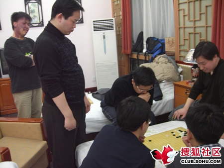 周俊勋(左一)参加”围棋沙龙“活动