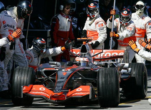 图文:[f1]澳大利亚站正赛 阿隆索进站换胎-搜狐赛车