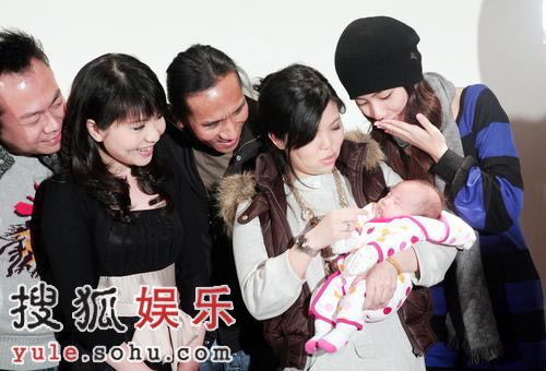 晚上动力火车中的颜志琳开心的将自己满两各月的女儿希妮介绍给大家