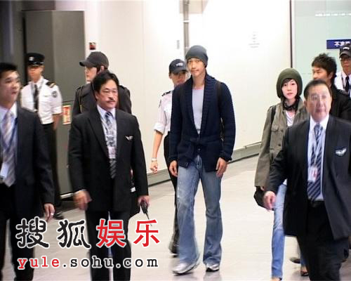rain林秀晶昨日抵香港 热情影迷苦苦守候