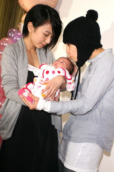 "动力火车"颜志琳女儿满月 hebe现场征婚(组图)