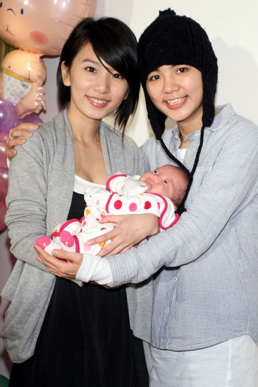 "动力火车"颜志琳女儿满月 hebe现场征婚(组图)
