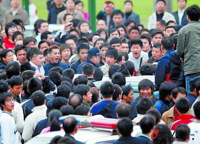 球迷把朱广沪乘坐的汽车团团围住