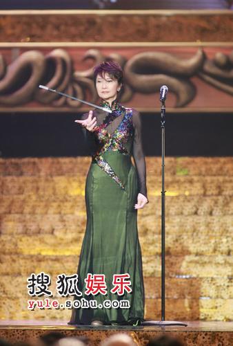 快讯:萧芳芳现场表演小魔术 为电影节献礼