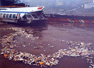 长江遭受严重污染，水质明显变色，水面上漂浮着一层垃圾。资料图