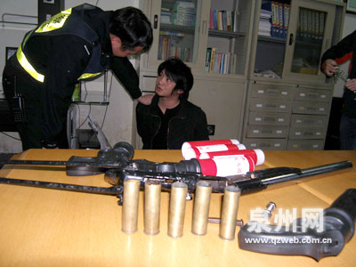 记者徐占升通讯员尤志贤文/图)的士乘客怀里的手提箱被打开了,1把猎枪