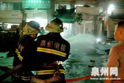 市区南丰新城40货箱被引燃 千个打火机齐炸响