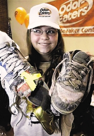 美13岁女孩凭借破烂运动鞋夺下第一臭(图)