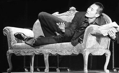 刘烨在音乐话剧《琥珀》中的表演。
