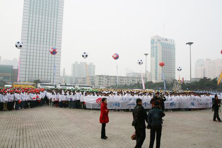 图文：沈阳启动志愿者招募 数千人参加启动仪式
