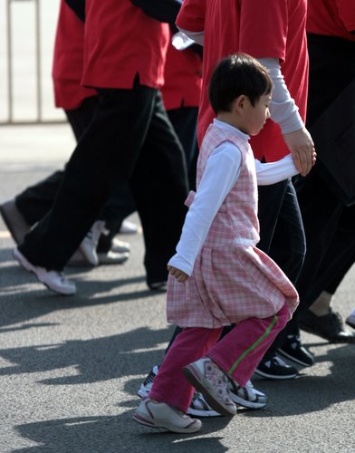 组图：北京国际长跑节 小朋友奥运志愿者支持08