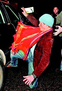 哈里王子醉酒摔倒被记者拍下。