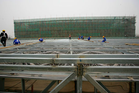 图文：科技大学体育馆建设 正在铺装防护网顶棚