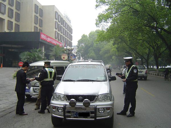 桂林街头严查车辆违规 中山中路全段电子监控