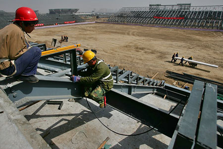 图文:奥林匹克公园曲棍球场 焊接钢结构的工人