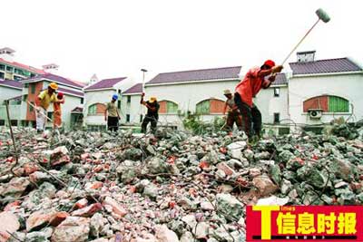 黄文胜的别墅已被拆成废墟，而与其别墅紧邻的房屋却安然无恙