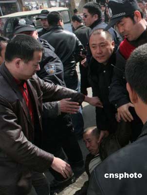 一位市民为保护记者被保安拖倒在地