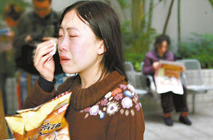 杨丽娟痛哭起来，她母亲在一旁看香港媒体的报道