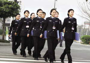 千挑万选的8位美女考官在主考过程中不仅拉近了考官与考生之间的距离