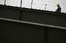 图文：奥体中心体育场 顶棚支架上焊接的工人
