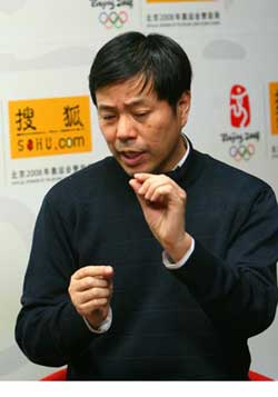 王沂蓬解答了大家对奥运奖牌的疑问。图为他做客搜狐聊天