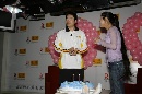 图文：丁俊晖20岁生日会 点燃生日蛋糕蜡烛