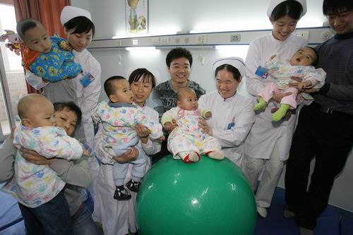 图文:小晖探望生病儿童 探望婴儿病患