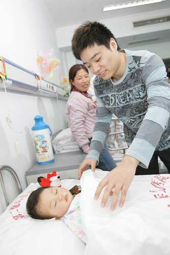 图文:小晖探望生病儿童 探望小男孩