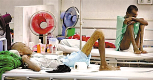 2006年5月15日两名泰国艾滋病病毒感染者在防治艾滋病医院接受治疗.