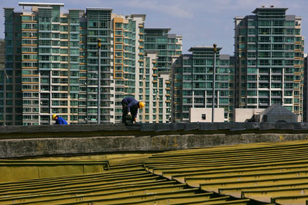 图文：工人体育馆奥运建设 防水作业的工人