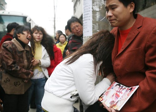 小宁庆的父母拿着儿子的生前的照片悲痛欲绝