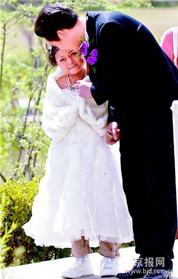 袖珍人的婚纱照_袖珍人朱洁结婚照片和个人资料(3)