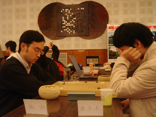 图文:第20届围棋名人战预选赛 谢赫对阵朱元豪