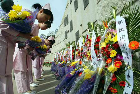 北京医务人员首次集体祭扫抗击非典烈士图