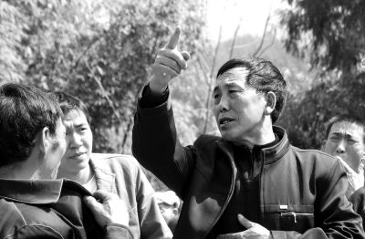 刘昌福与村民一起讲解果树种植