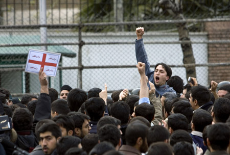 在英国驻伊朗大使馆外，伊朗人的民族情绪集中爆发。路透社