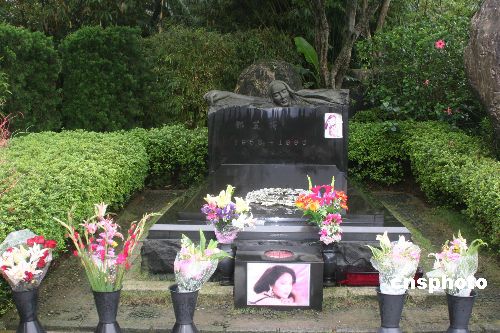 四月五日清明节，许多歌迷清早就到位于台北金宝山的邓丽君墓前献上鲜花。 中新社发 耿军 摄