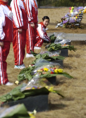 长春一汽实验小学的学生清明节向烈士墓献花