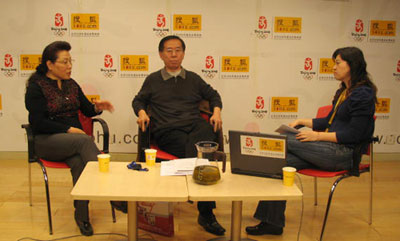 从左到右：中国银行高级分析师谭雅玲、中国建设银行董事景学成、搜狐主持人魏喆