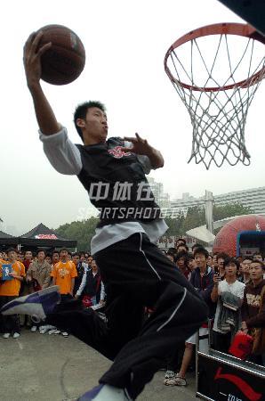 图文:NBA篮球大篷车抵达深圳 篮球爱好者扣篮