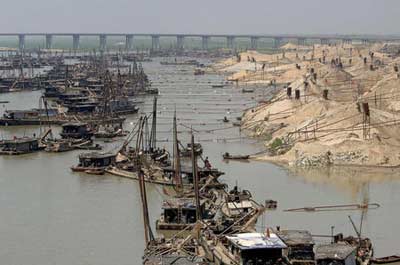 4月5日，安徽省阜阳市颍上县南照淮河大桥旁停靠着数百艘采砂船。新华社发