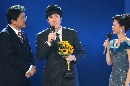 图文：刘翔获年度最佳男运动员奖 刘翔台上领奖