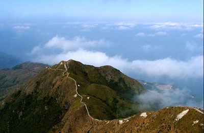 铜鼓嶂位于丰顺县北部,方圆20多公里,山峦重叠,沟壑纵横,山清水秀,风