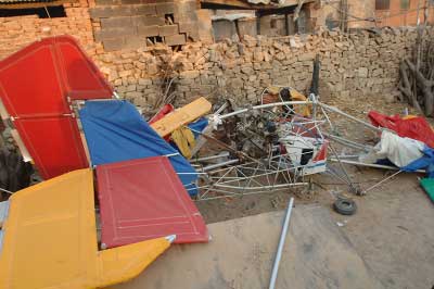 轻型飞机一头扎进山东平阴一农家院 驾驶员当场死亡(组图)