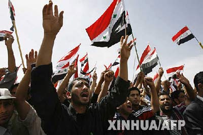 在伊拉克什叶派圣城纳杰夫,示威者在反美游行中挥舞伊拉克国旗,并高呼