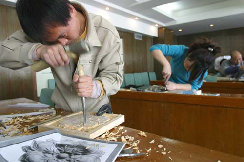 聋哑选手在进行木雕比赛。 记者 陈团结 摄