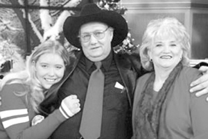 2002年圣诞节中乐透彩头奖的威塔克(中)和妻子(右)、外孙女接受采访时，一家人乐不可支